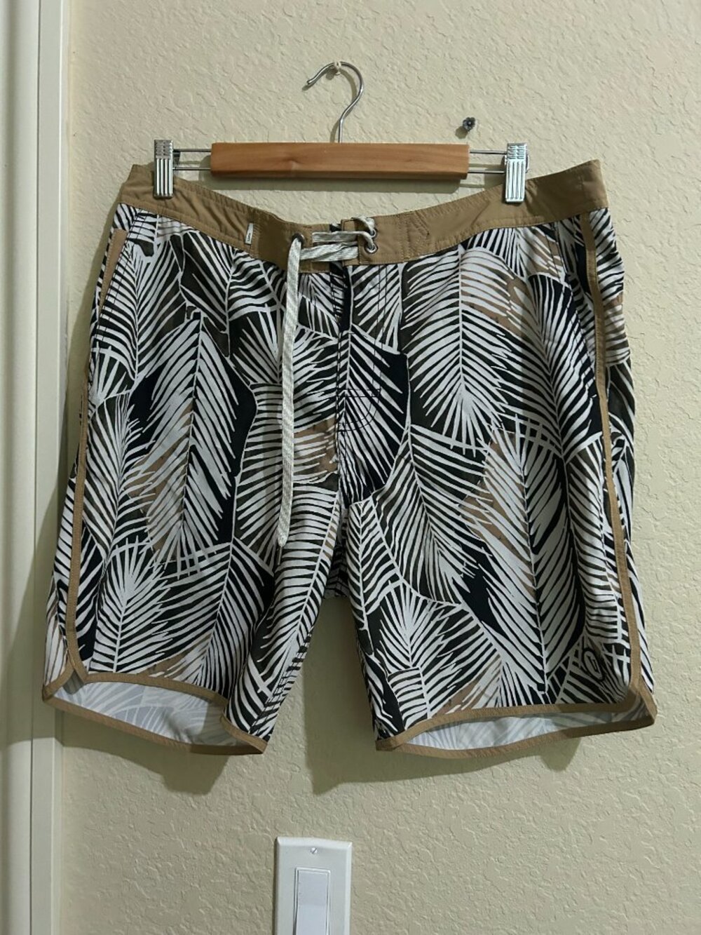 Vuori - Mens swim shorts - palm print - size 34